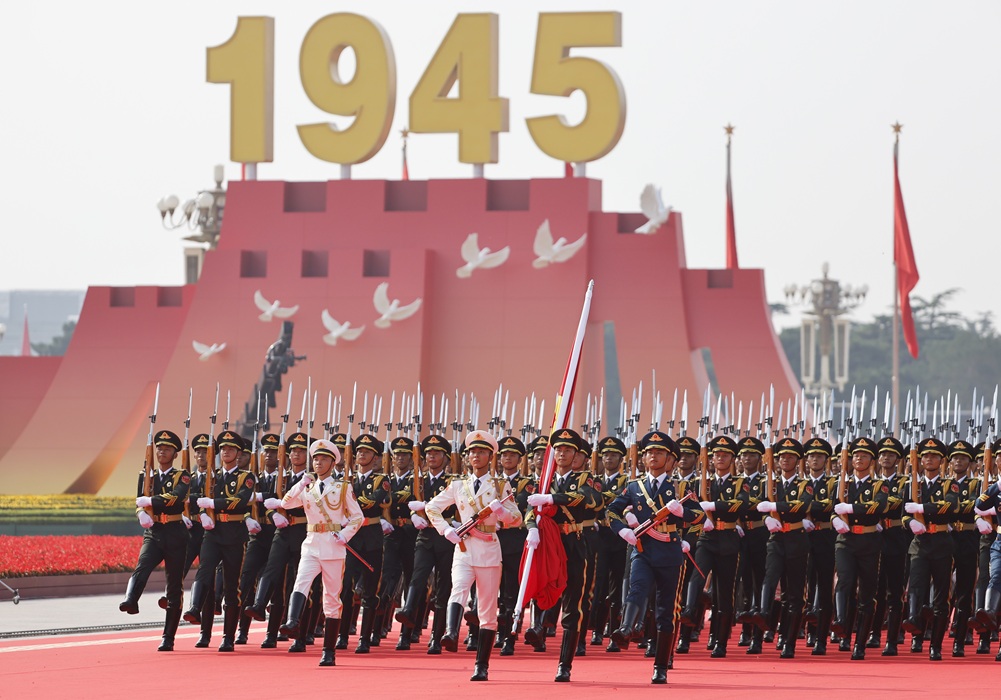 1. Guardas de honra escoltam a bandeira nacional da China durante uma grande reunião para marcar o 80º aniversário da vitória na Guerra de Resistência do Povo Chinês contra a Agressão Japonesa e na Guerra Antifascista Mundial em Beijing, capital da China, em 3 de setembro de 2025. (Xinhua/Fei Maohua)