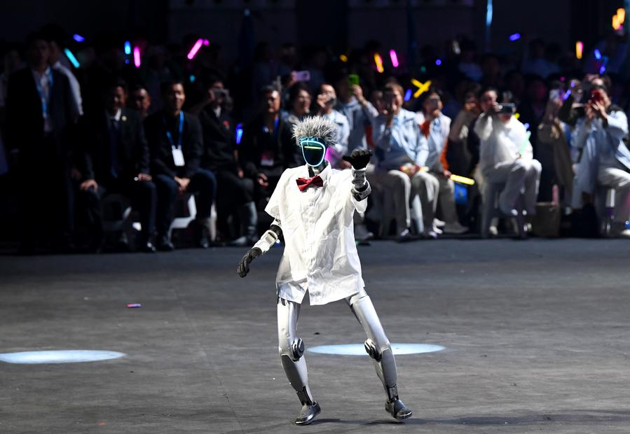 Um robô se apresenta na cerimônia de abertura da 3ª Competição de Habilidades Vocacionais em Zhengzhou, Província de Henan, no centro da China, em 19 de setembro de 2025. (Xinhua/Hao Yuan)