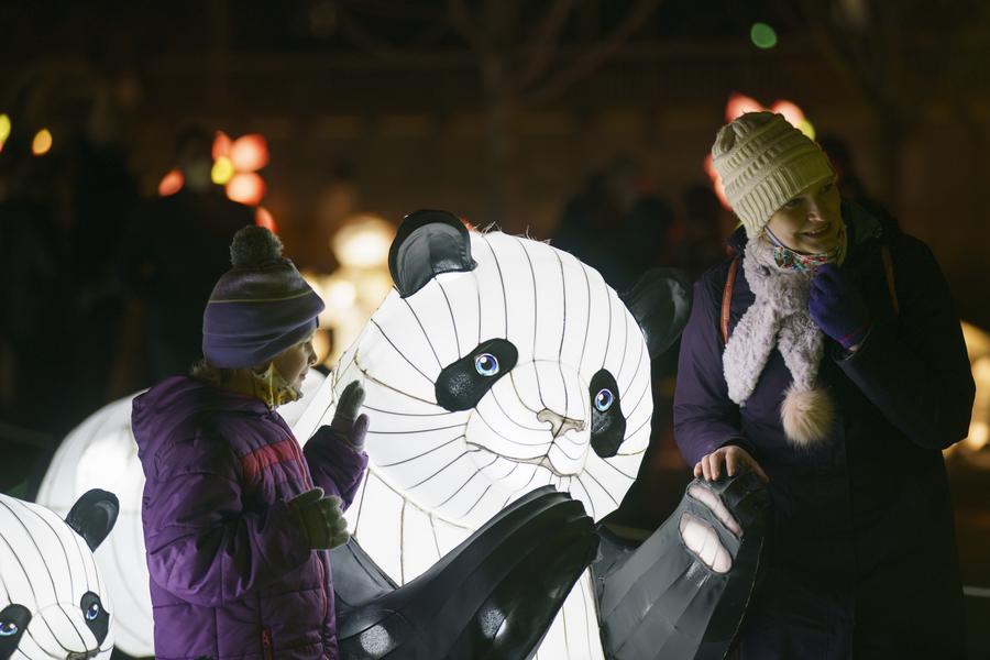Pessoas visitam uma exibição de lanternas celebrando o próximo Ano Novo Lunar Chinês no Centro John F. Kennedy para Artes Cênicas em Washington D.C., Estados Unidos, em 29 de janeiro de 2022.&nbsp;(Ting Shen/Xinhua)