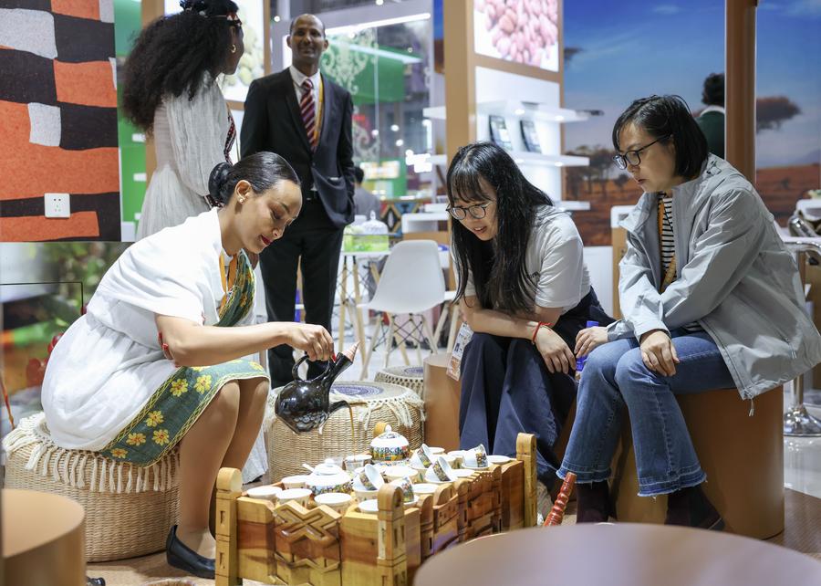 Visitantes provam café no pavilhão da Etiópia durante a 8ª Exposição Internacional de Importação da China (CIIE), em Shanghai, leste da China, em 7 de novembro de 2025. (Xinhua/Meng Chenguang)