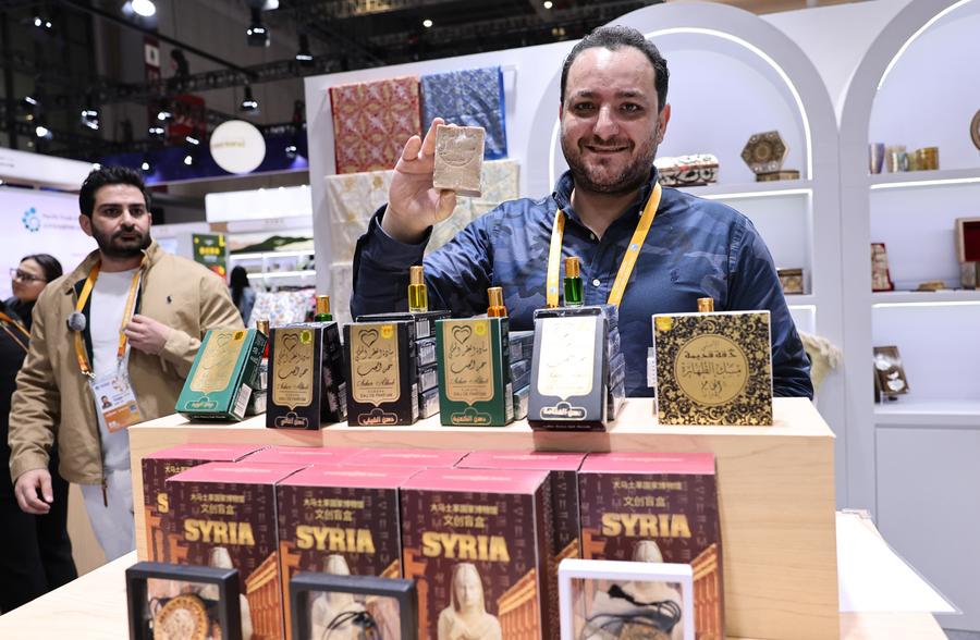 Um expositor mostra sopa da Síria na área de exposição de bens de consumo da 8ª Exposição Internacional de Importação da China (CIIE), em Shanghai, leste da China, em 7 de novembro de 2025. (Xinhua/Fang Zhe)
