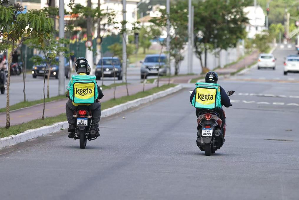 Foto mostra entregadores da Keeta na rua. (Foto da Keeta)