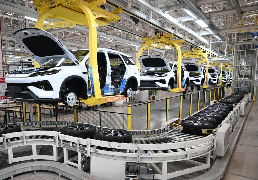 Foto de 3 de novembro de 2025 mostra a linha de montagem de veículos de nova energia (NEV) da BYD, principal fabricante de NEV da China, na fábrica da BYD em Zhengzhou, Província de Henan, no centro da China. (Xinhua/Li Jianan)