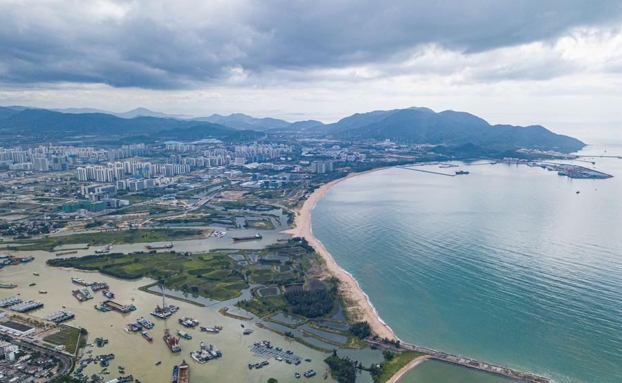 An aerial drone photo taken on Nov. 2, 2025 shows a view of the Sanya Yazhou Bay Science and Technology City in south China's Hainan Province. (Xinhua/Pu Xiaoxu)Foto tirada por drone em 2 de novembro de 2025 mostra uma vista da Cidade Científica e Tecnológica da Baía de Yazhou em Sanya, na Província de Hainan, no sul da China. (Xinhua/Pu Xiaoxu)