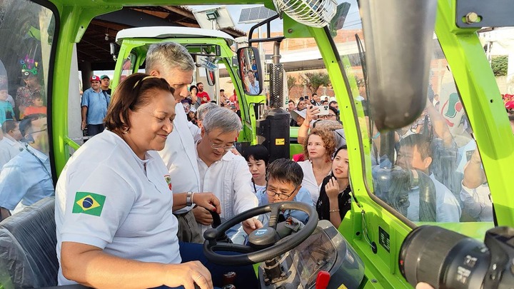 Cerimônia de lançamento das "Residências de Ciência e Tecnologia China-Brasil sobre Mecanização Agrícola Familiar" foi realizada em Apodi, Rio Grande do Norte, Brasil, em 2 de fevereiro de 2024. Especialistas da Universidade Agrícola da China (UAC) e de empresas chinesas de maquinário agrícola realizaram demonstrações e treinamento de operação em campo. (Foto oferecida pela UAC/Xinhua)