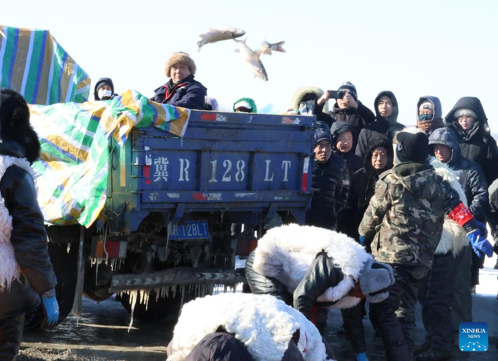 Evento de pesca de inverno começa no Lago Wolong em Shenyang, no nordeste da China