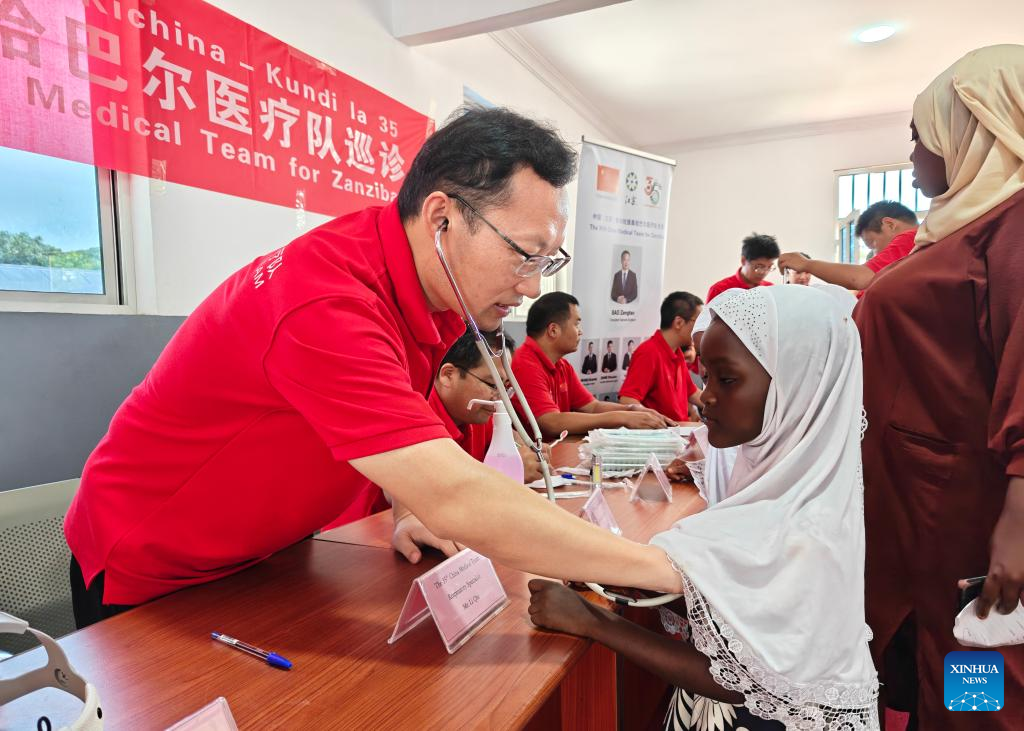 Equipe médica chinesa realiza atendimento médico gratuito para órfãos em Zanzibar, Tanzânia