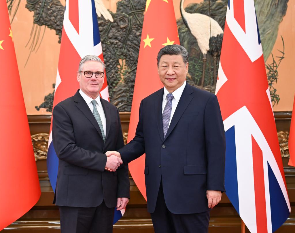 Xi reúne-se com primeiro-ministro britânico em Beijing