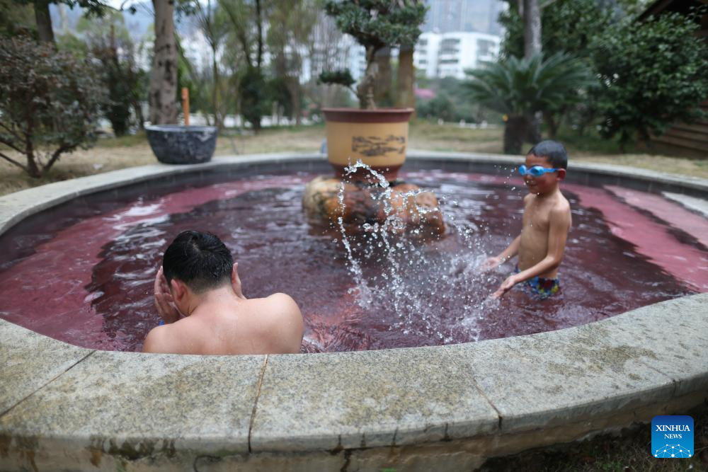 Fontes termais impulsionam turismo local no Distrito de Shiqian, na Província de Guizhou