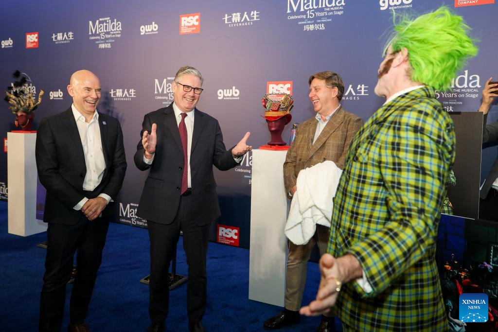 Primeiro-ministro britânico visita o Instituto de Inovação em Design de Shanghai