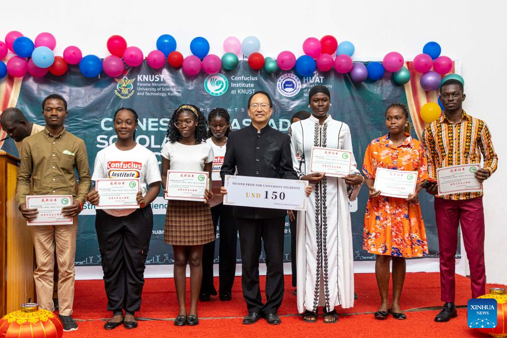 71 estudantes ganenses recebem bolsa de estudos do embaixador da China