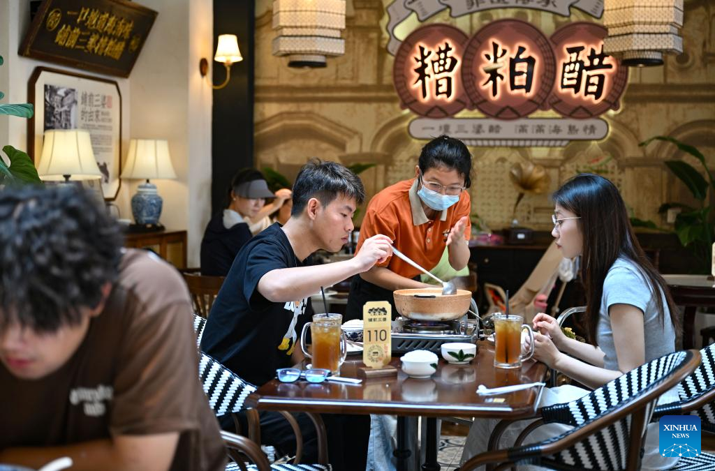 Vinagre Zaopo de Hainan registra expansão industrial com técnicas tradicionais de fabricação aliadas à produção moderna