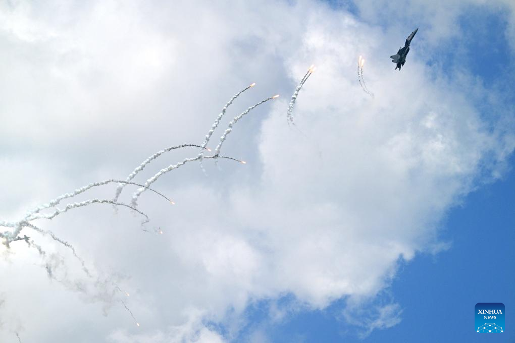 Salão Aeronáutico de Cingapura abre com demonstrações aéreas, incluindo equipe acrobática chinesa C919