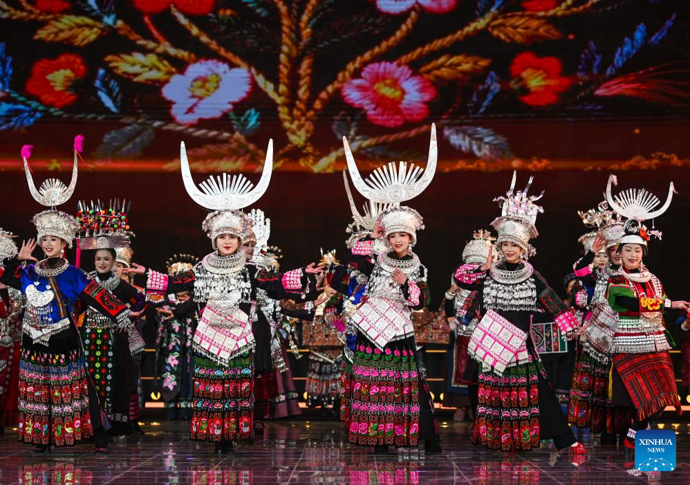 "Gala da aldeia" reúne multidões em Guizhou, no sudoeste da China