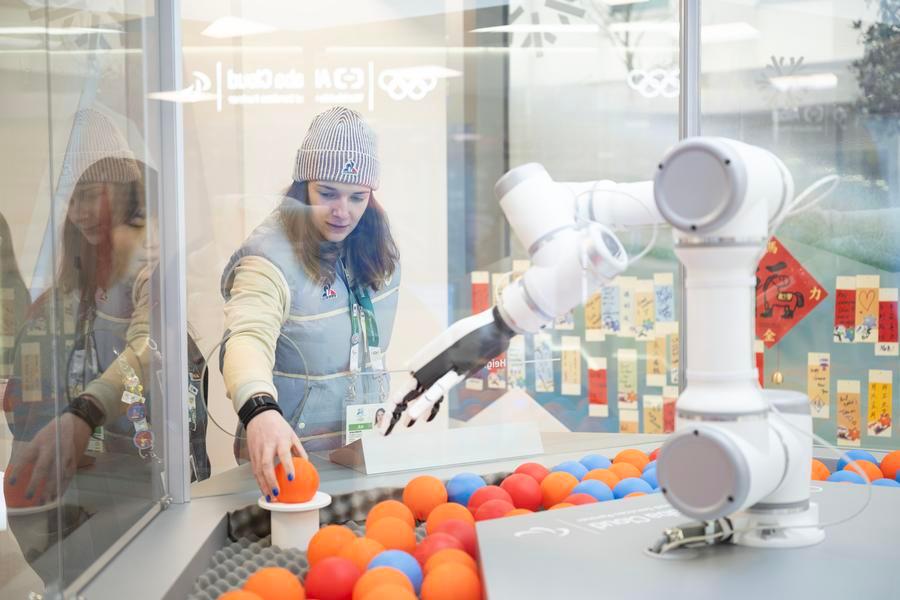 Tecnologia chinesa dá um toque inovador à troca de pins olímpicos na Vila Olímpica de Milão