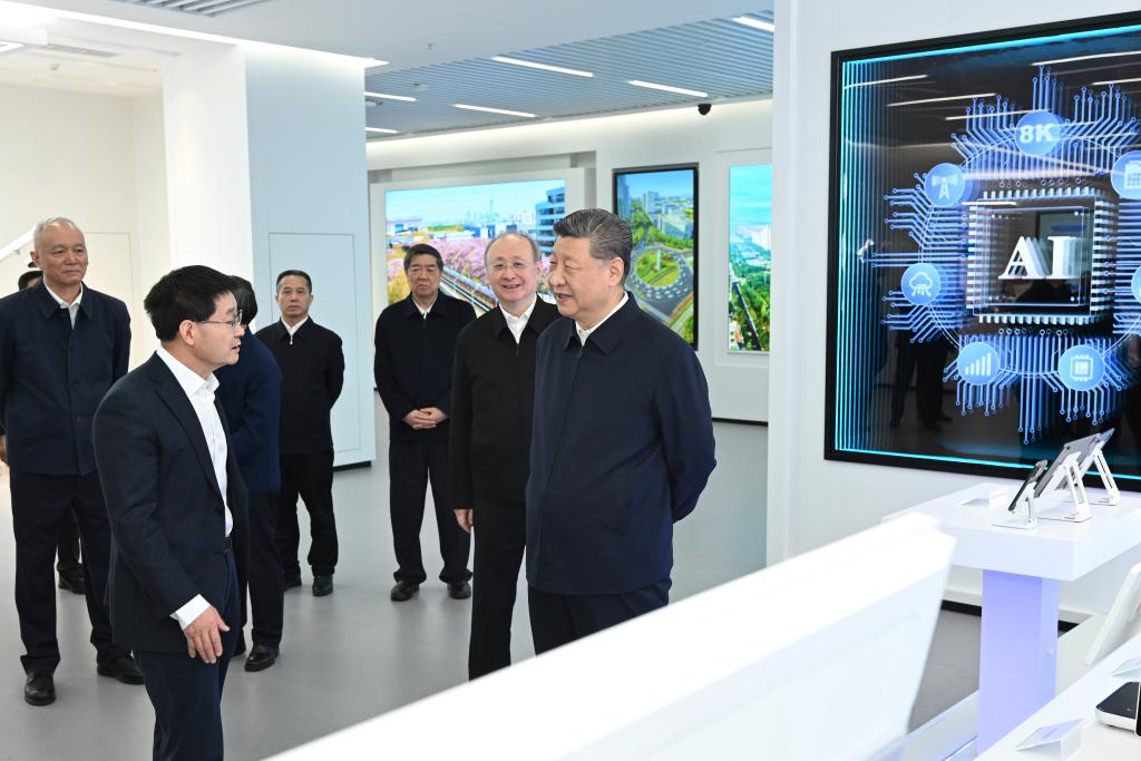 Xi visita parque de inovação em TI em Beijing
