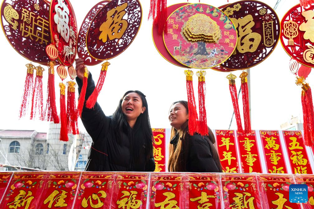 Moradores celebram o tradicional Festival Xiaonian no norte da China