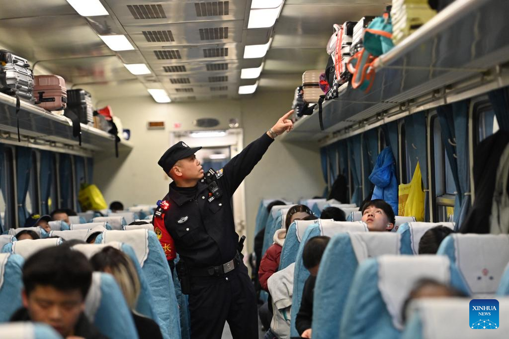 Polícia ferroviária garante segurança do serviço internacional de passageiros China-Vietnã durante a Festa da Primavera