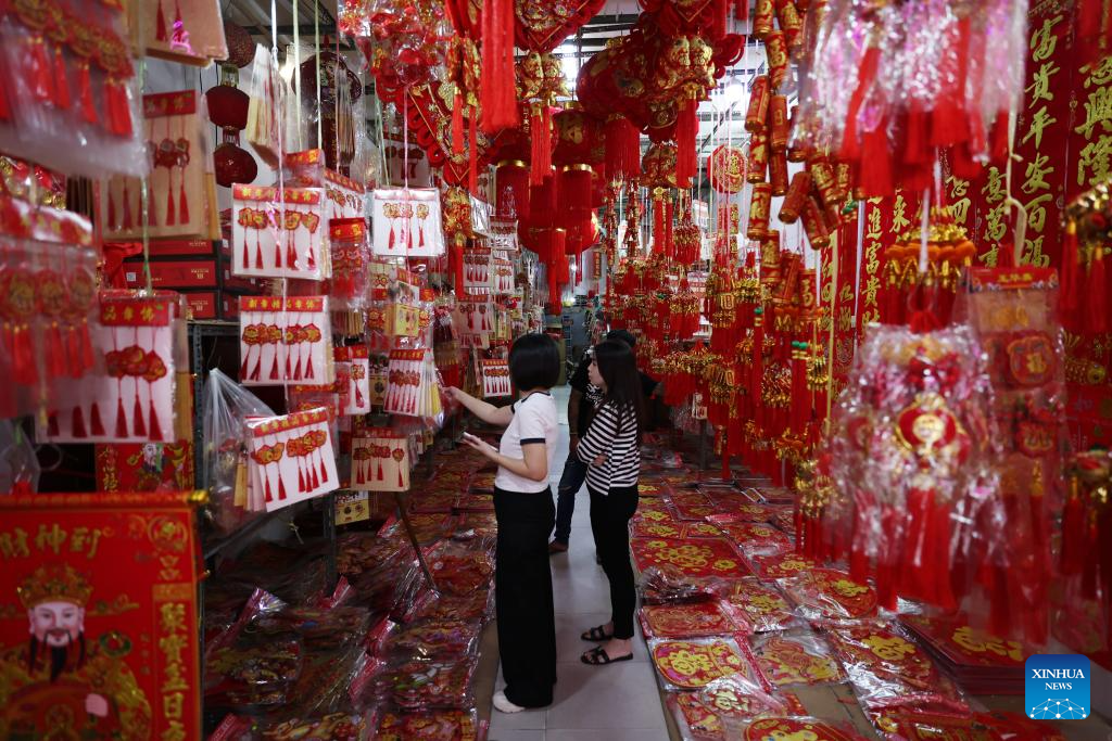 Moradores compram decorações de Ano Novo Chinês em Phnom Penh, Camboja