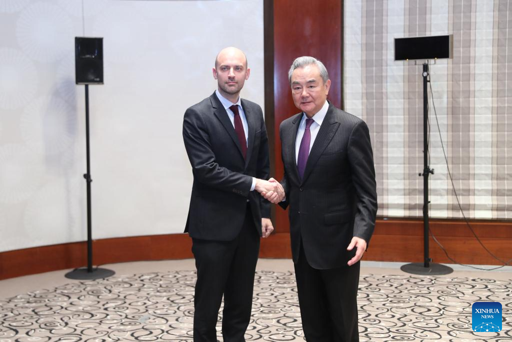 Chanceler chinês insta China e França a trabalharem juntas para evitar que mundo volte à "lei da selva"