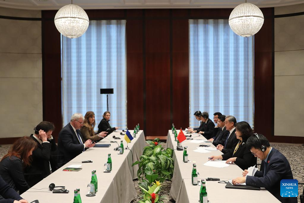 Relações China-Ucrânia devem manter desenvolvimento estável e saudável, diz chanceler chinês