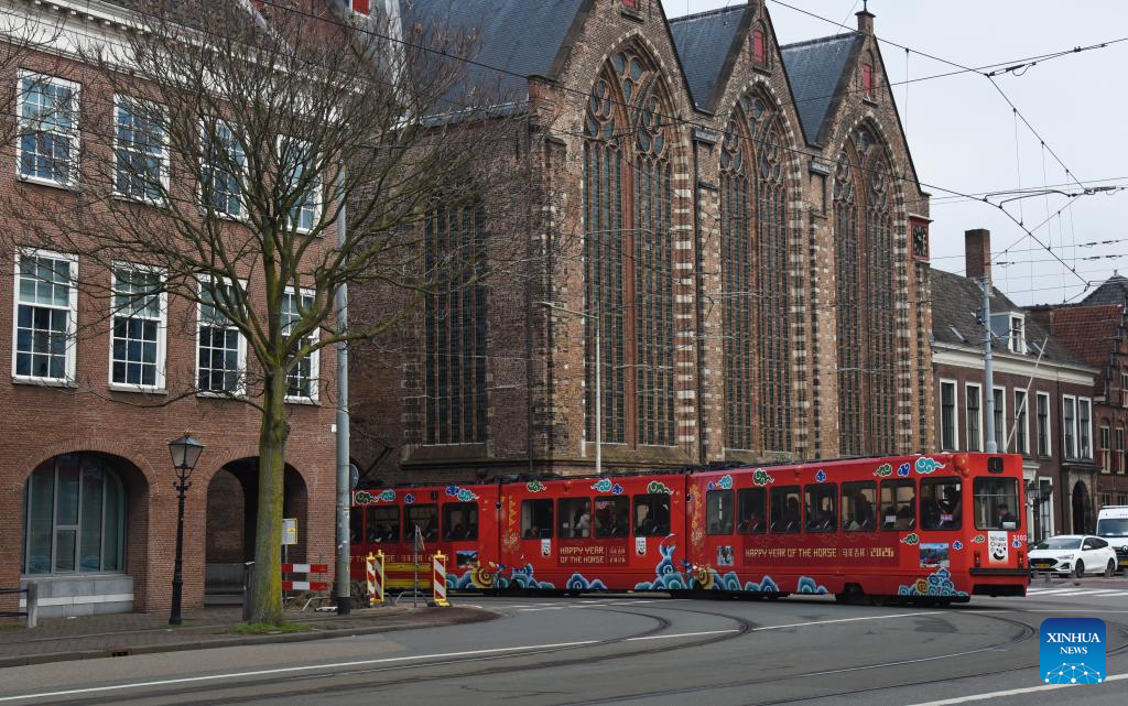 Bonde ganha decoração especial do Ano Novo Chinês em Haia, Holanda