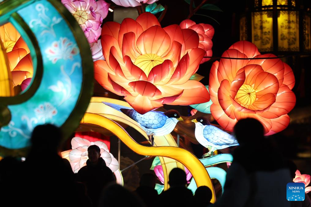 Feira de lanternas ilumina a cidade chinesa de Lanzhou em celebração ao Ano Novo Chinês