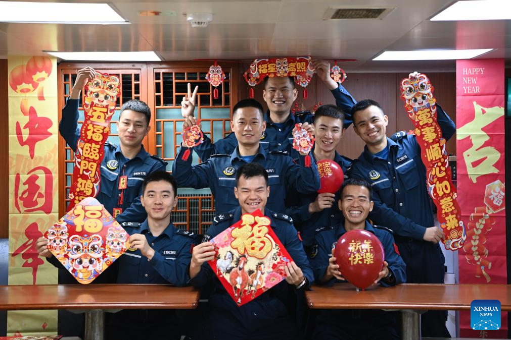 Agentes da lei celebram a Festa da Primavera a bordo de navio da Guarda Costeira da China nas águas territoriais de Huangyan Dao