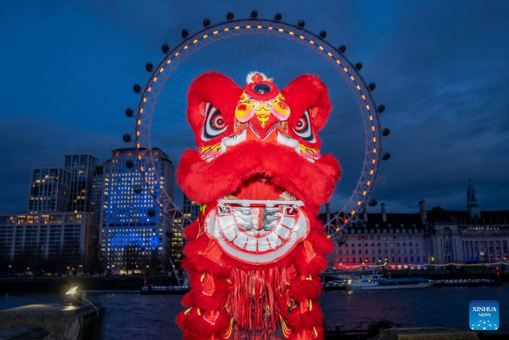 Destaque: Atmosfera da Festa da Primavera recebe viajantes com destino à China no Aeroporto de Heathrow, em Londres