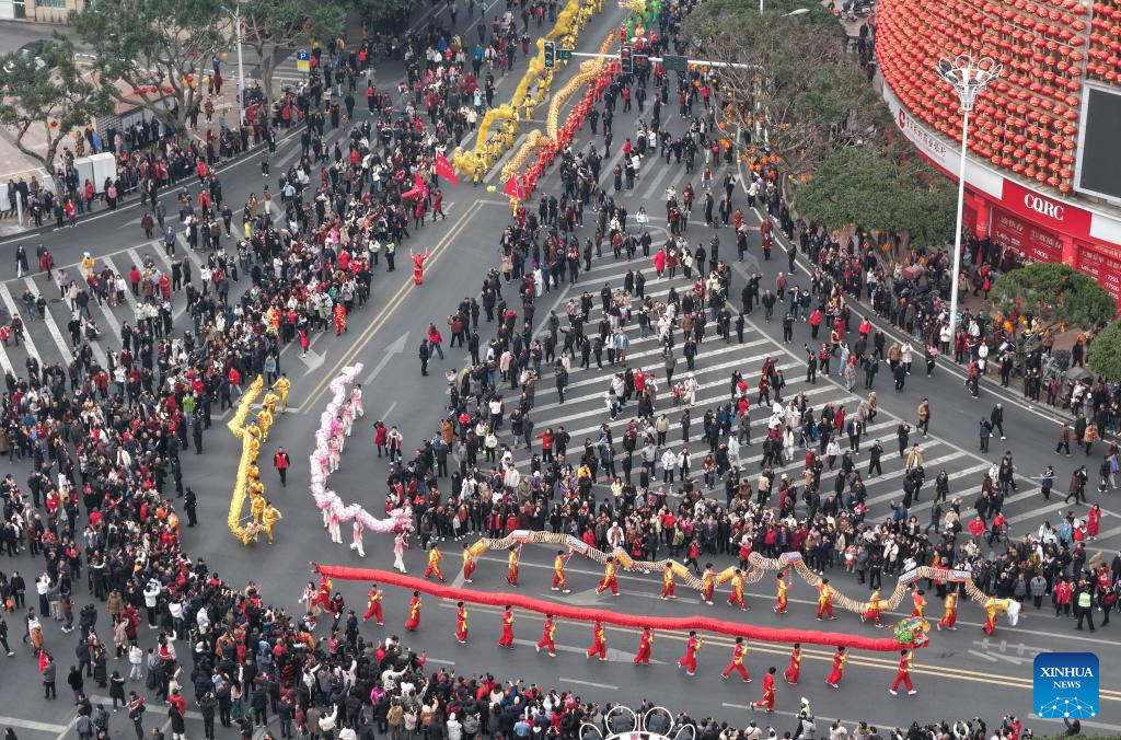 Cidade chinesa de Chongqing celebra o Ano Novo Chinês com desfile da dança do dragão