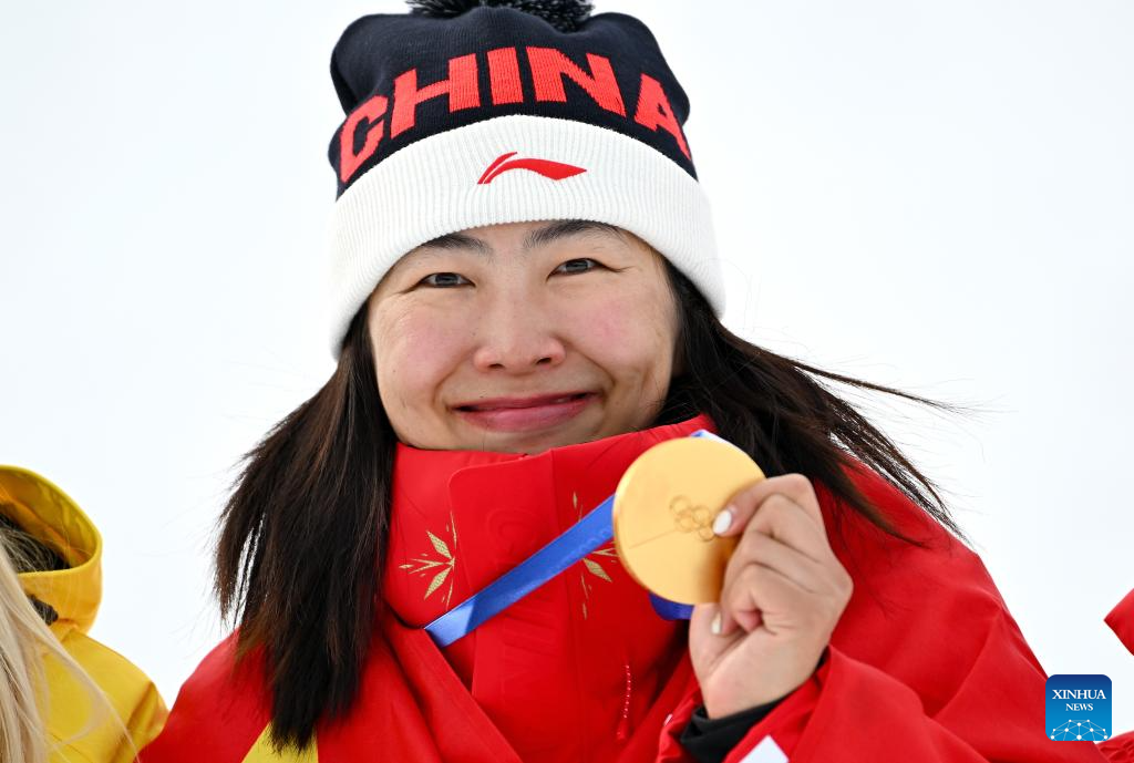 Chinesa Xu Mengtao conquista bicampeonato olímpico no aerials do esqui estilo livre em Milão-Cortina