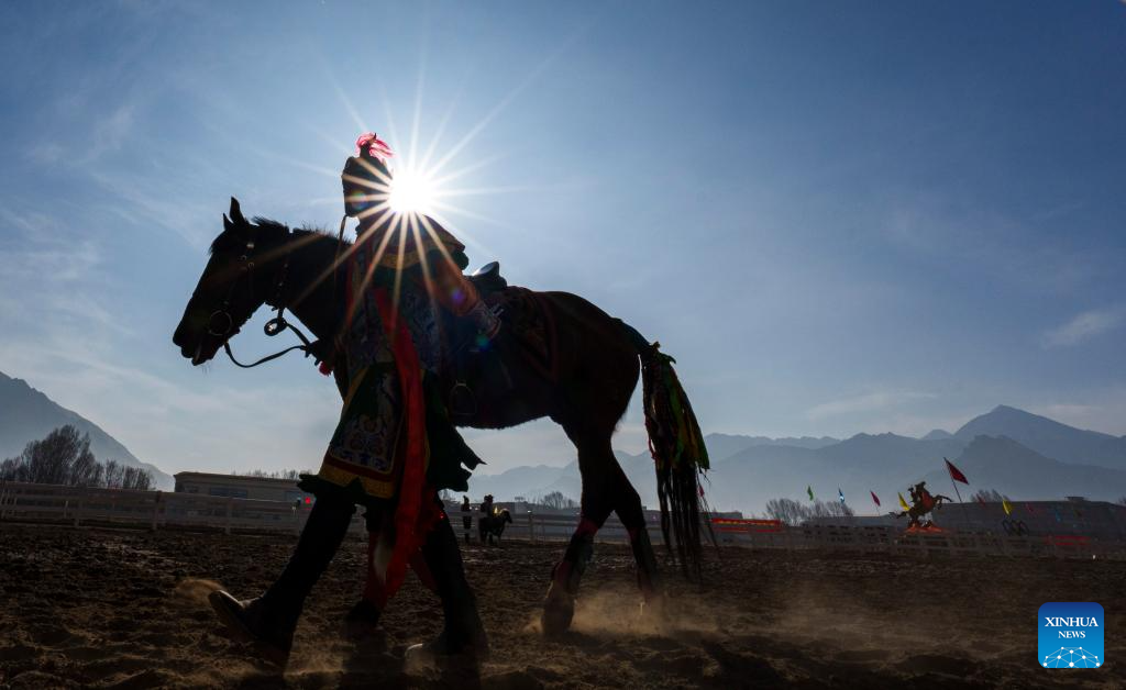 Apresentações equestres típicas celebram o Ano Novo Tibetano em Xizang, sudoeste da China
