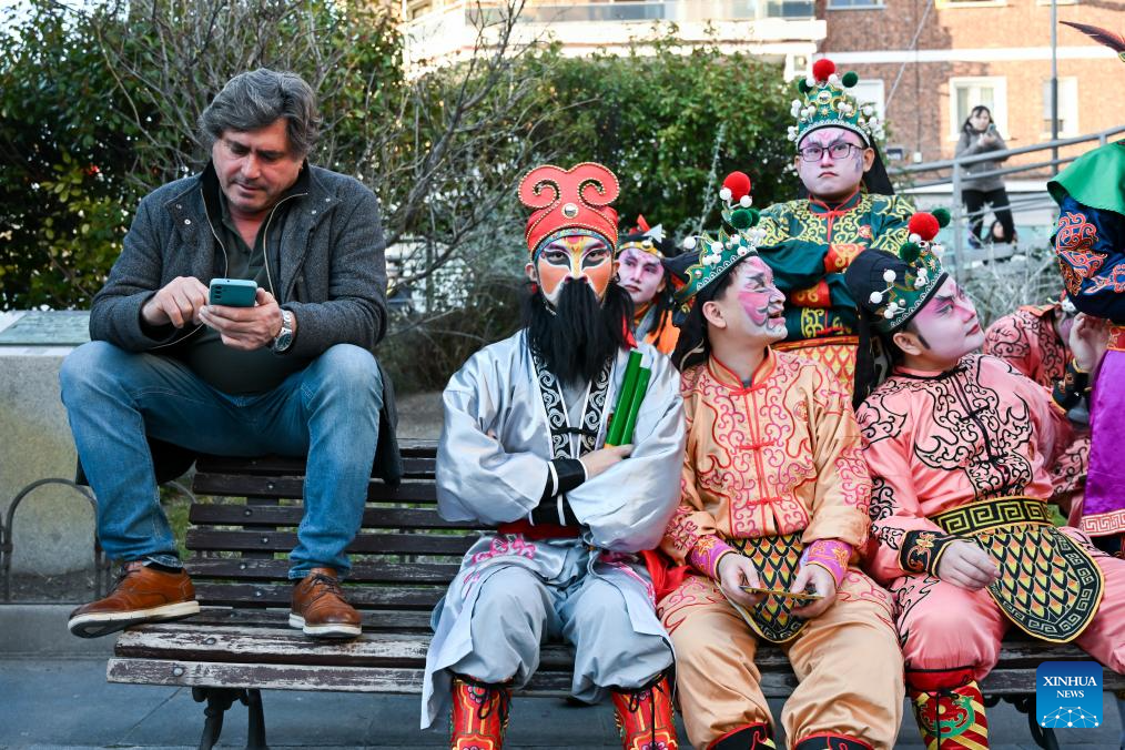 Dançarinos de Yingge de Jieyang encantam Madri em feira temática da Festa da Primavera