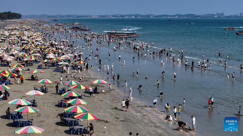 Turistas lotam praia em Guangxi durante feriado do Ano Novo Chinês