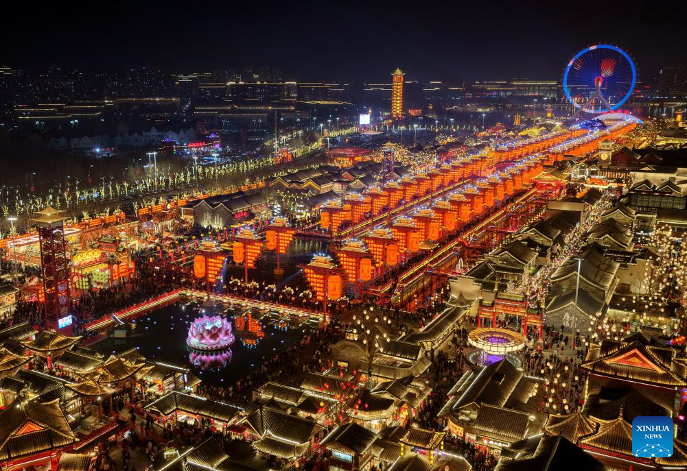 Show de fogos de artifício de ferro fundido celebra a Festa da Primavera em Hebei