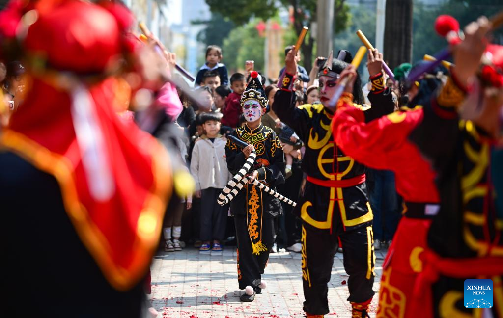 Dança Yingge anima celebrações da Festa da Primavera na China