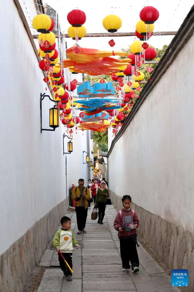 Visitantes lotam bairros históricos em Fuzhou durante feriado do Ano Novo Chinês