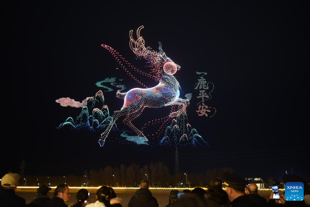 Espetáculo de drones atrai público em Dunhuang, na Província de Gansu, noroeste da China