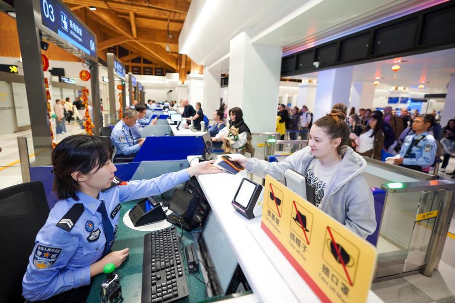 (Multimídia) China registra mais de 17,7 milhões de viagens transfronteiriças durante o feriado da Festa da Primavera