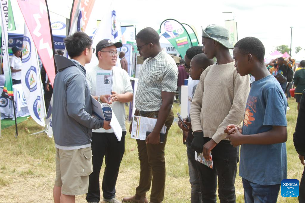 Destaque: Jovens zimbabuanos recorrem a empresas chinesas em busca de maiores oportunidades de emprego