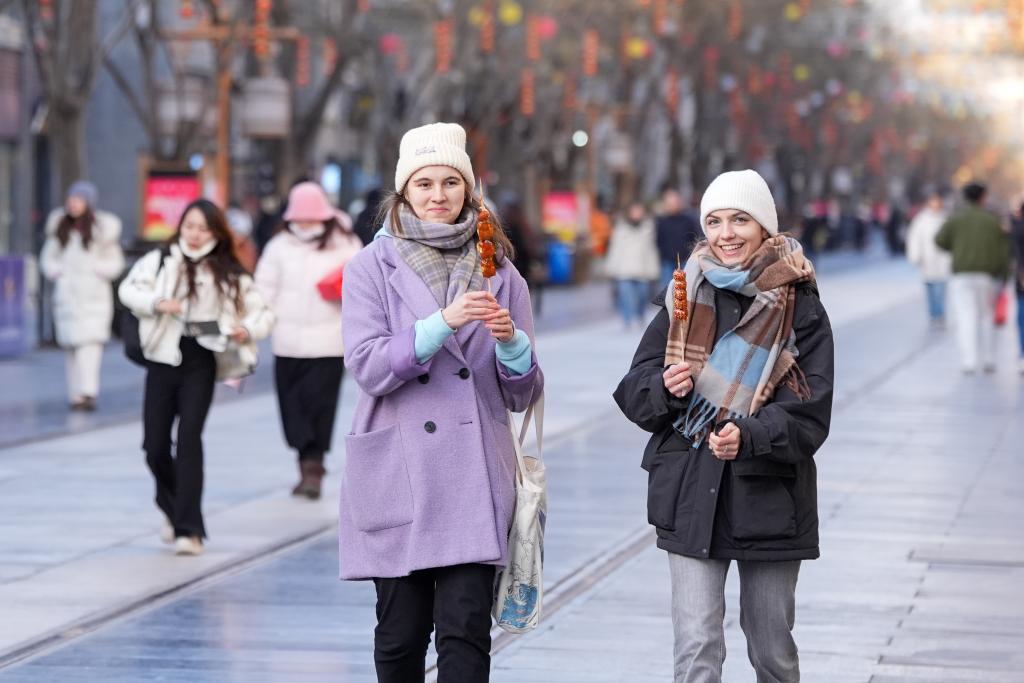 (Multimídia) Estrangeiros que entram na China isentos de visto aumentam 49,5% em 2025