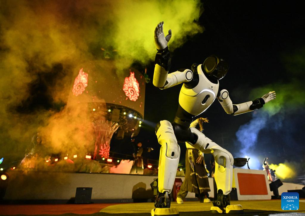 Robô humanóide se apresenta em área turística de Qingdao, na Província de Shandong, leste da China