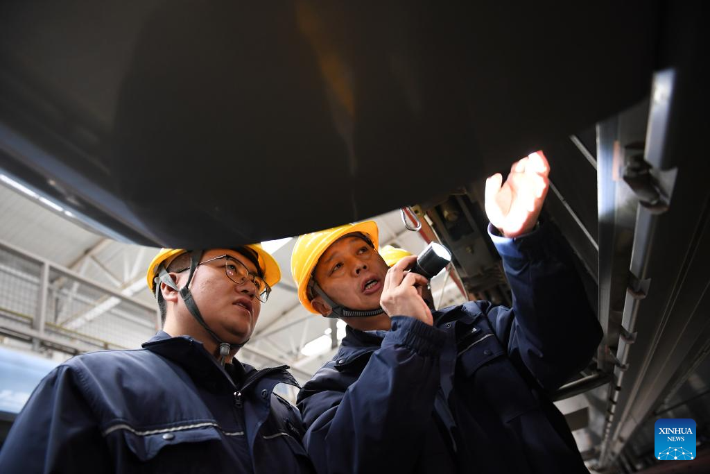 Técnico ferroviário experiente Dong Hongtao se dedica ao desenvolvimento de mão de obra qualificada