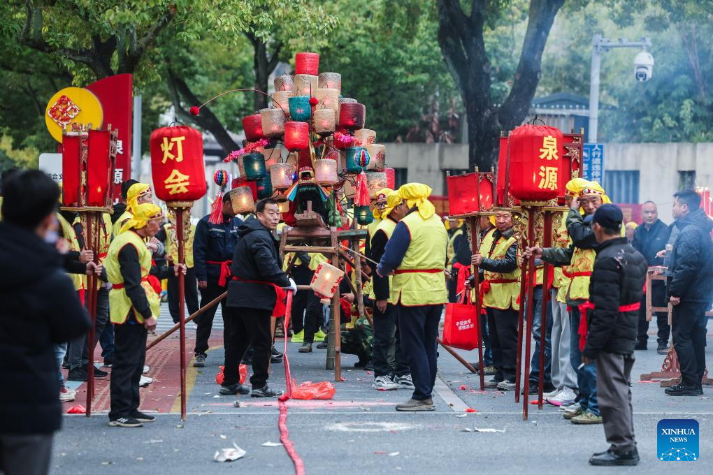 Artistas folclóricos se apresentam em comemoração ao próximo Festival das Lanternas na província chinesa de Zhejiang