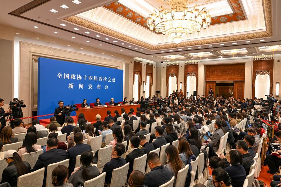 Liu Jieyi, porta-voz da quarta sessão do 14º Comitê Nacional da Conferência Consultiva Política do Povo Chinês (CCPPC), participa de uma coletiva de imprensa no Grande Palácio do Povo em Beijing, capital da China, em 3 de março de 2026. (Xinhua/Cao Yiming)
