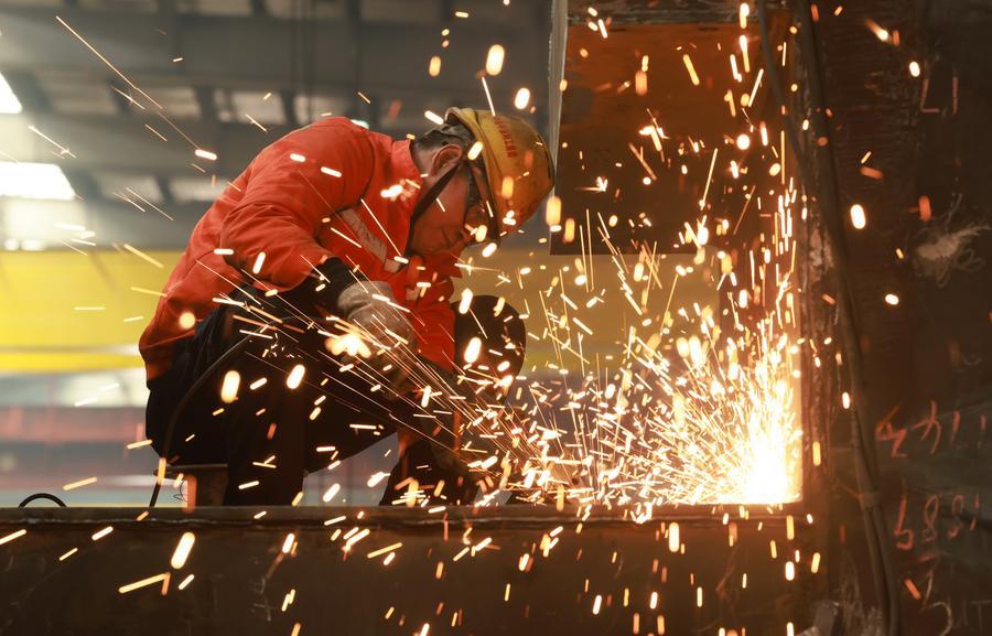 (Multimídia) PMI do setor manufatureiro da China cai levemente em fevereiro, mas confiança empresarial aumenta