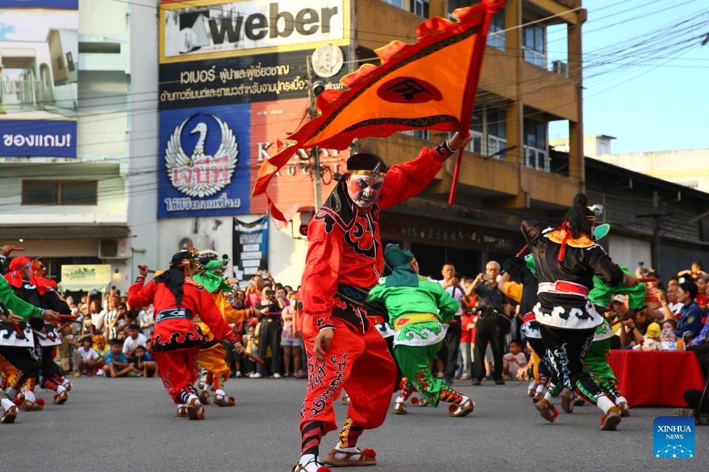 Destaque: Tradicional dança folclórica chinesa prospera na Tailândia e une culturas