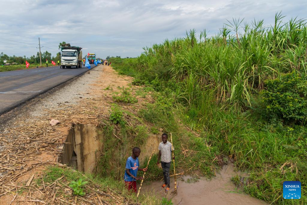 Destaque: "Estrada do açúcar" construída pela China impulsiona desenvolvimento no oeste do Quênia