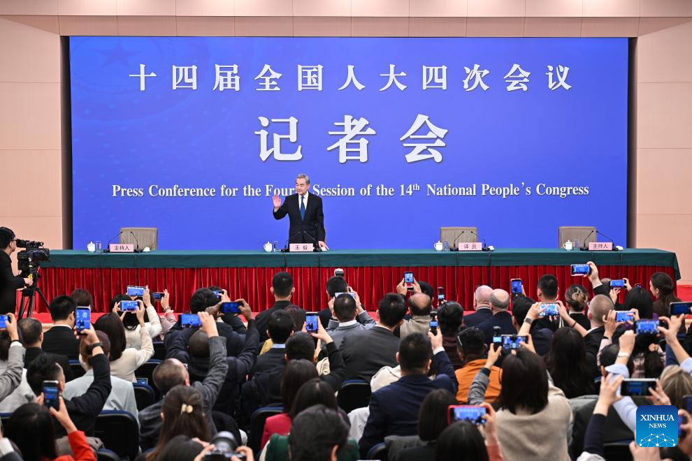 Chanceler chinês reúne-se com imprensa para discutir política externa e relações exteriores