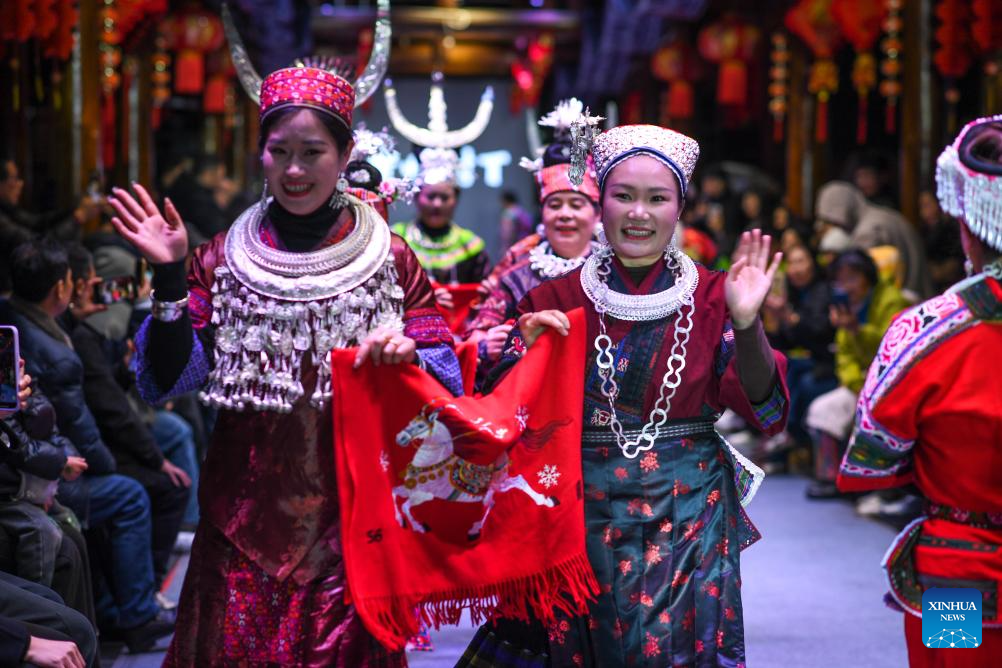 Passarela do desfile "Village T" celebra a moda enraizada no orgulho cultural em Guizhou, no sudoeste da China